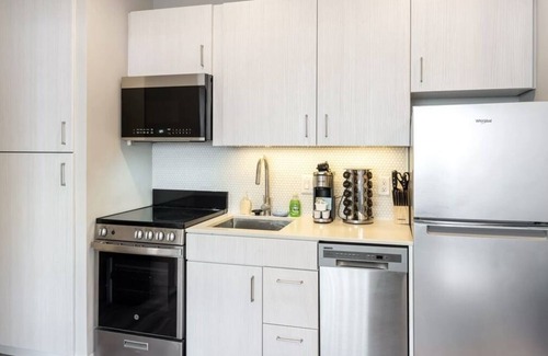 Logan Square Apartment | Luxury Center City Apartment Near Jefferson Hospital, Temple, and CCP