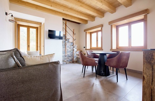 Civenna Apartment | Luxury Chalet Apartment 'Baita Treeb Tramontana' with Lake View, Private Terrace and Wi-Fi
