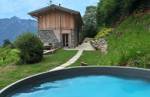Civenna Apartment | Luxury Chalet Apartment 'Baita Treeb Tivano' with Lake View, Shared Garden and Wi-Fi
