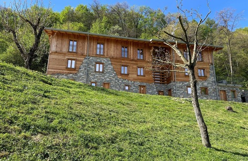 Civenna Apartment | Luxury Chalet Apartment 'Baita Treeb Tivano' with Lake View, Shared Garden and Wi-Fi