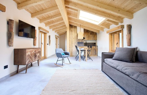 Civenna Apartment | Luxury Chalet Apartment 'Baita Treeb Breva' with Lake View, Shared Garden and Wi-Fi