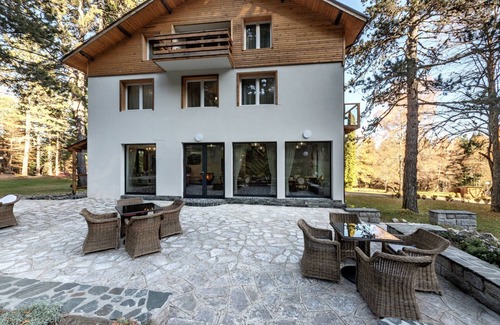 Razlog Ski Chalet | Luxury chalet within a private pine tree park, in Pirin mountain foothstep