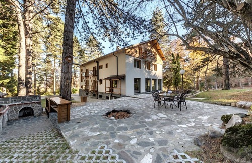 Razlog Ski Chalet | Luxury chalet within a private pine tree park, in Pirin mountain foothstep