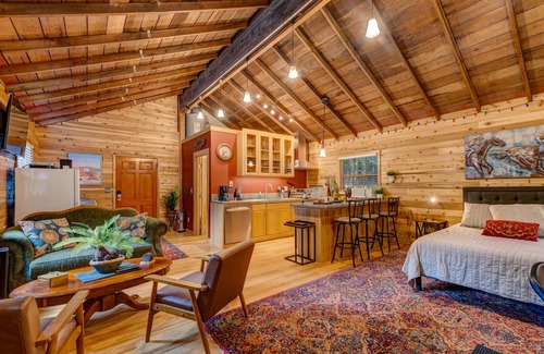 Lane County Cabin | Luxury & charming cabin🏡 on seasonal ⛰️ stream in beautiful forest setting🌳