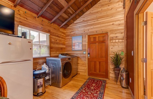 Lane County Cabin | Luxury & charming cabin🏡 on seasonal ⛰️ stream in beautiful forest setting🌳