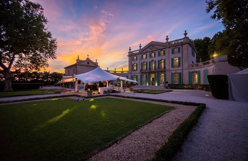 Sarrians Villa | Luxury chateau for rent in Provence
