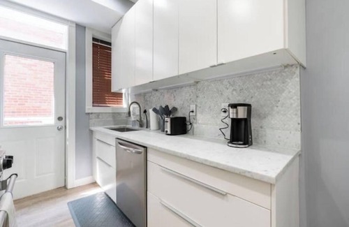 Italian Village House | Luxury Chefs Kitchen - OSU/Short North - Sleeps 10