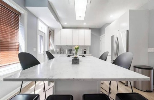 Italian Village House | Luxury Chefs Kitchen - OSU/Short North - Sleeps 10