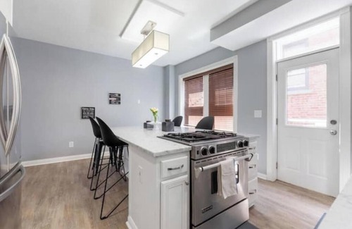 Italian Village House | Luxury Chefs Kitchen - OSU/Short North - Sleeps 10