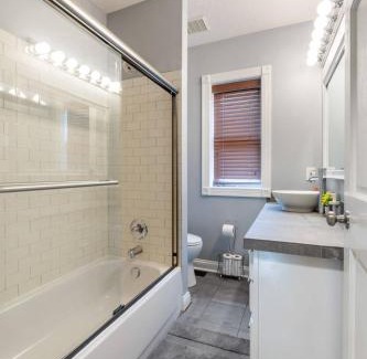 Italian Village House | Luxury Chefs Kitchen - OSU/Short North - Sleeps 10