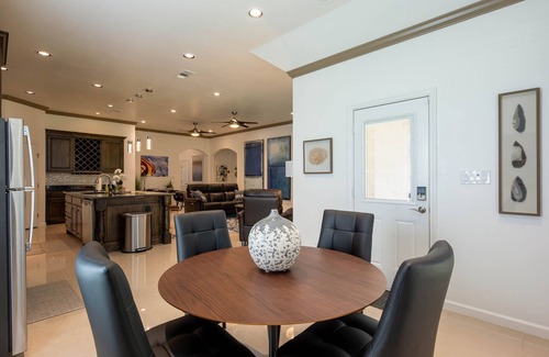South Dallas - Fair Park House | LUXURY CLEAN in Fair Park nr Deep Ellum/Conv Ctr/Bishop Arts/Uptown/Dos Equis