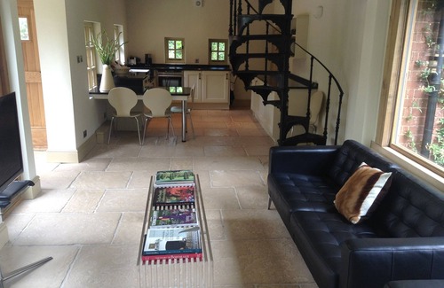 Moreton Cottage | Luxury Coach House in beautiful rural village, scenic walks & 3 miles to Ledbury