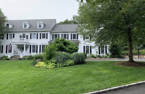 Westport House | Luxury Coastal Estate, 7min to NYC train & beach. Heated pool & amazing gardens