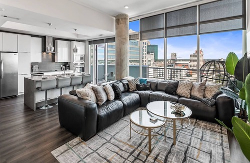 Second Ward Apartment | Luxury & Comfort ~ 5⭐️ Location, Pool, Gym