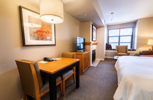 Mammoth Lakes Hotel | Luxury Condo at Village Monache - With Canyon Lodge Ski Locker