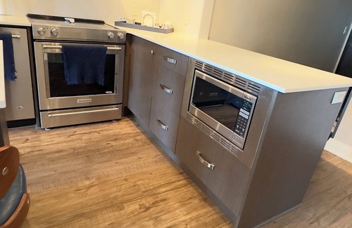 Eau Claire Apartment | Luxury Condo- Downtown, 5 min walk to LRT & Prince’s Island park