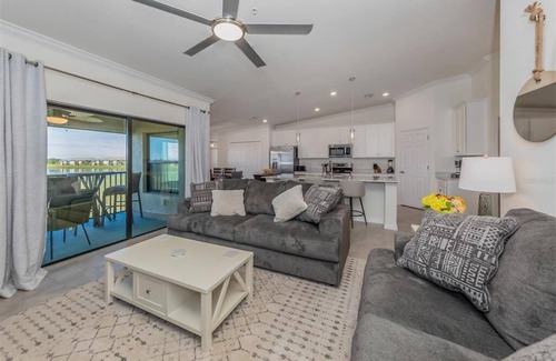 Palmer Ranch Condo | Luxury Condo Hole #1 on Golf Course, 2Bed/2bath - 6 Seater Golf Cart included