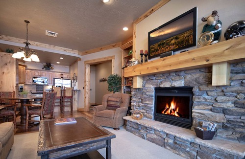Victor Condo | Luxury Condo in Victor. A/C, W/D, WiFi, Balcony, Grill, Garage Parking. #307