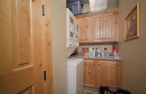 Victor Condo | Luxury Condo in Victor. A/C, W/D, WiFi, Balcony, Grill, Garage Parking. #307