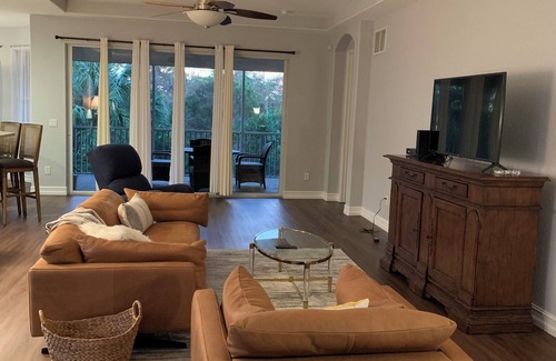 Marbella Lakes Condo | Luxury condo inn the heart of Naples, 3/2, community pool and fitness center