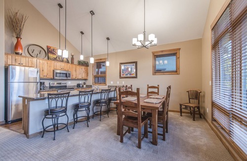 Old Town Condo | Luxury condo w/underground parking. Only minutes from slopes. Shared hot tub