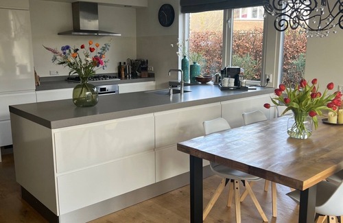 Bergen House | Luxury corner house with 3 bedrooms, private garden and private parking.