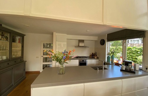 Bergen House | Luxury corner house with 3 bedrooms, private garden and private parking.