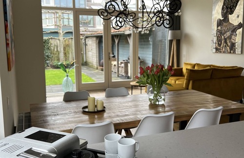 Bergen House | Luxury corner house with 3 bedrooms, private garden and private parking.
