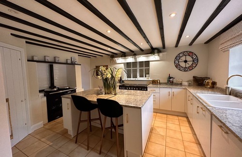 Burton Cottage | Luxury Cotswolds Retreat - Next to Bath & Castle Combe