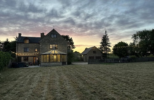 Burton Cottage | Luxury Cotswolds Retreat - Next to Bath & Castle Combe