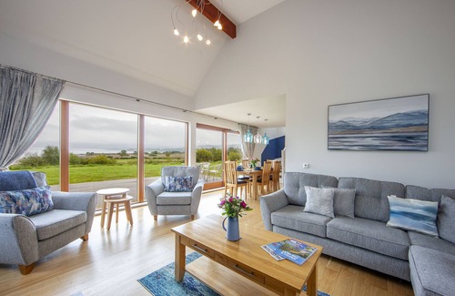 Benderloch Cottage | Luxury cottage with Jacuzzi on shore of sea loch, near Oban