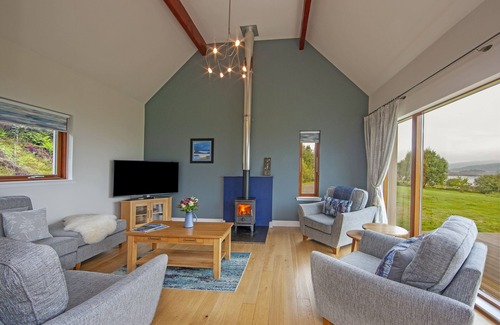 Benderloch Cottage | Luxury cottage with Jacuzzi on shore of sea loch, near Oban