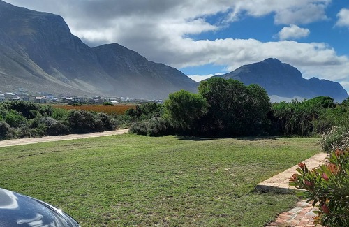 Betty's Bay Cottage | Luxury cottage with beautiful views of a lake in a nature reserve near the sea