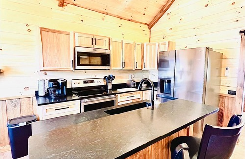 Creola Cabin | LUXURY COUPLES CABIN! Caveside Cabins