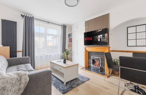 Alibon House | Luxury, cozy 4 Bedroom home in London with garden. Perfect for your next stay.