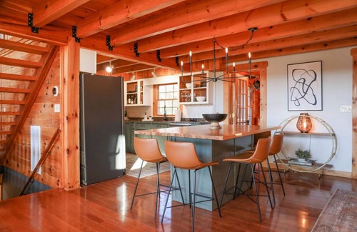 Faber House | Luxury, Curated Lakefront Cabin with New Hot Tub. Near Breweries and Vineyards!