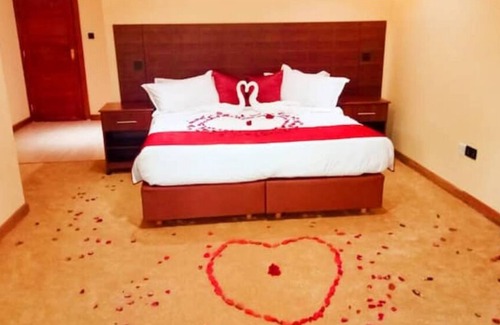 Ongata Rongai Cabin | Luxury Deluxe Room with balcony in Karen Nairobi