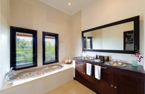 Munggu House | Luxury Designer Villa in A+ Location Berawa Bali