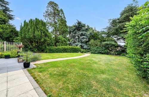 Plumtree House | Luxury detached 4bed house Sleeps 8 in Village location with garden & driveway!