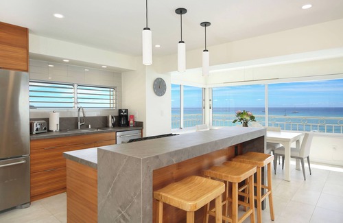 Waikiki Condo | LUXURY DIRECT OCEANFRONT! Fully Renovated! Free Parking! Sleeps 6