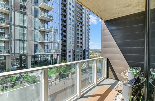 Rainey Street Historic District Condo | Luxury Downtown Austin condo with Rooftop Pool, Private Balcony with Lake View