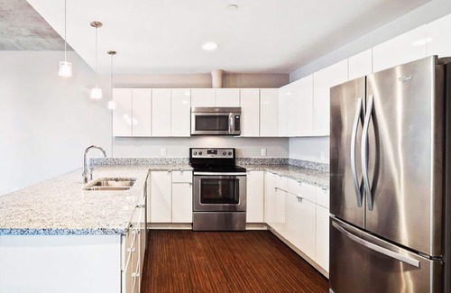 Downtown Cleveland Apartment | Luxury Downtown Flats Waterfront Apartment with Inside Parking