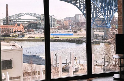 Downtown Cleveland Apartment | Luxury Downtown Flats Waterfront Apartment with Inside Parking