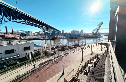 Downtown Cleveland Apartment | Luxury Downtown Flats Waterfront Apartment with Inside Parking