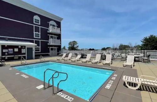 New Buffalo Apartment | Luxury Downtown Getaway: 2BR Condo Near New Buffalo’s Top Attractions!