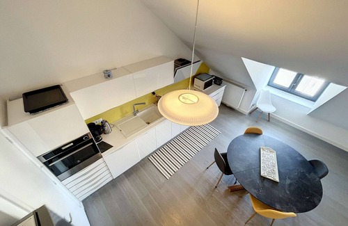 Granville Apartment | Luxury duplex downtown with parking, close to port and beach