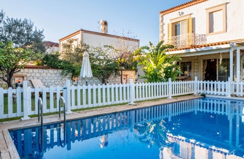 Hacımemis Villa | Luxury Duplex Villa w Pool and Garden in Alacati