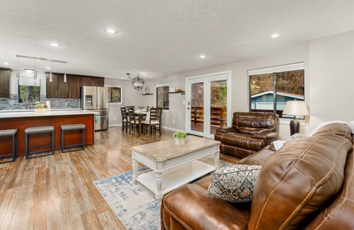 Durango House | Luxury Durango Retreat, 5 Min to Downtown, Hot Tub, Views, Games, Pets Welcome!