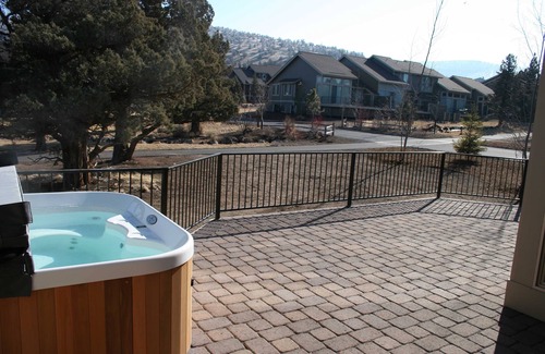 Redmond House | Luxury Eagle Crest Condo- Private Hot Tub, Fireplace, Free WiFi!