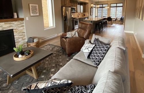 Sun Peaks House | 🌟Luxury Echo Landing🌟 Ski-in/Ski-Out 3 Bdrm Townhome with Hot Tub